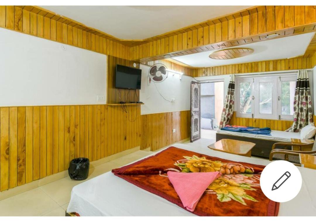 Tirthan Crest Homestay Banjār Szoba fotó